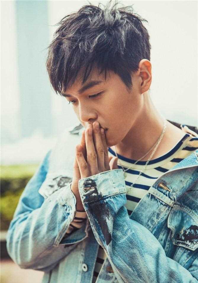 最新张若昀时尚潮流穿搭痞帅少年感十足图集