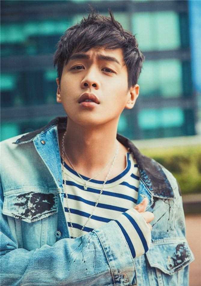 最新张若昀时尚潮流穿搭痞帅少年感十足图集