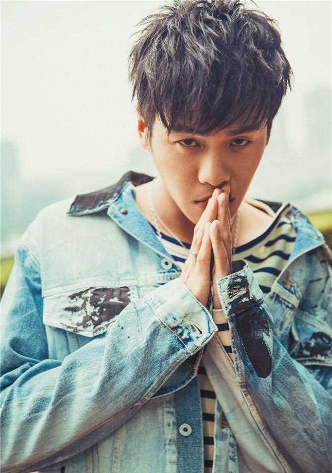 最新张若昀时尚潮流穿搭痞帅少年感十足图集