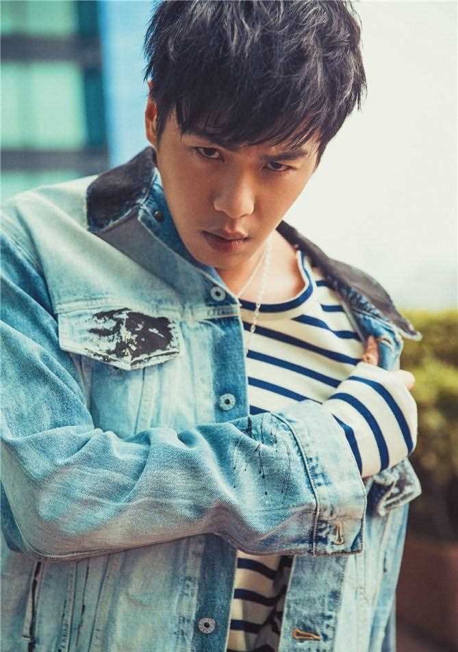 最新张若昀时尚潮流穿搭痞帅少年感十足图集