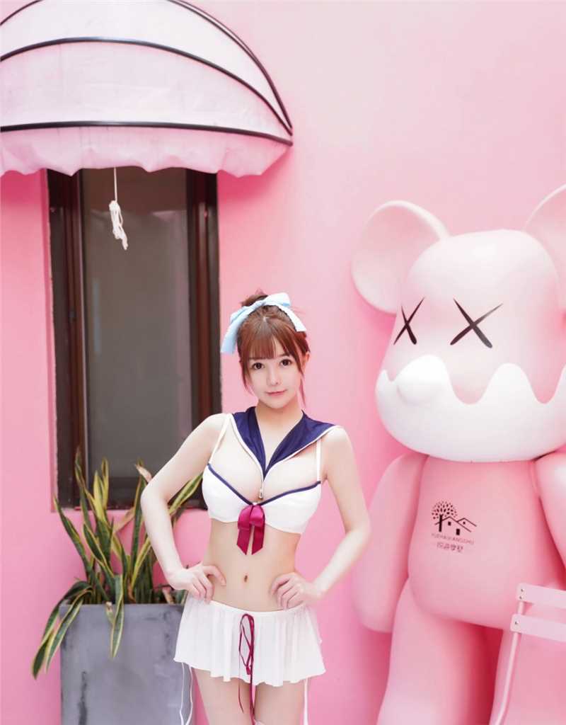 性感超短裙美女傲人事业线