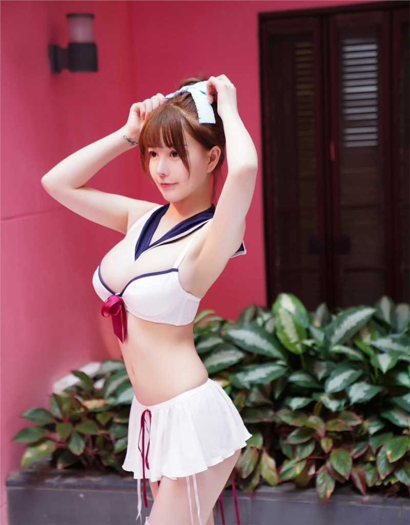 性感超短裙美女傲人事业线