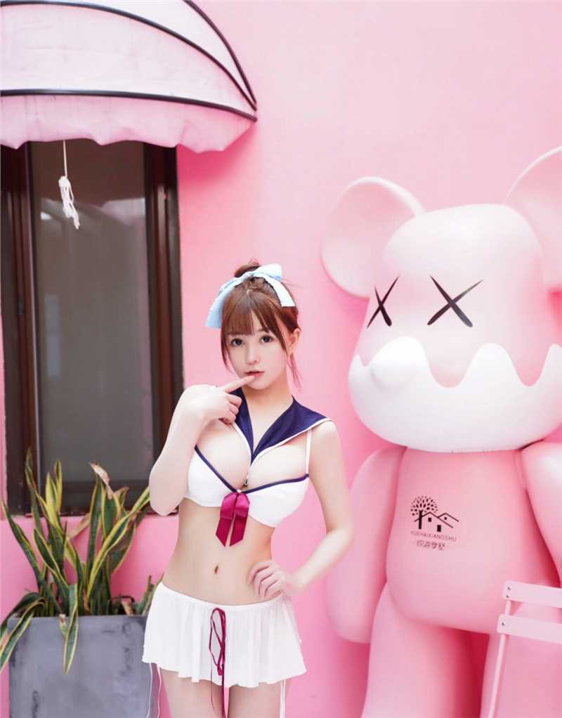 性感超短裙美女傲人事业线