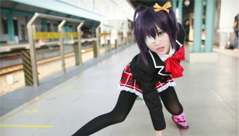 小鸟游六花中二少女地铁站cosplay