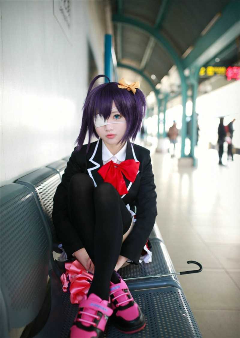 小鸟游六花中二少女地铁站cosplay