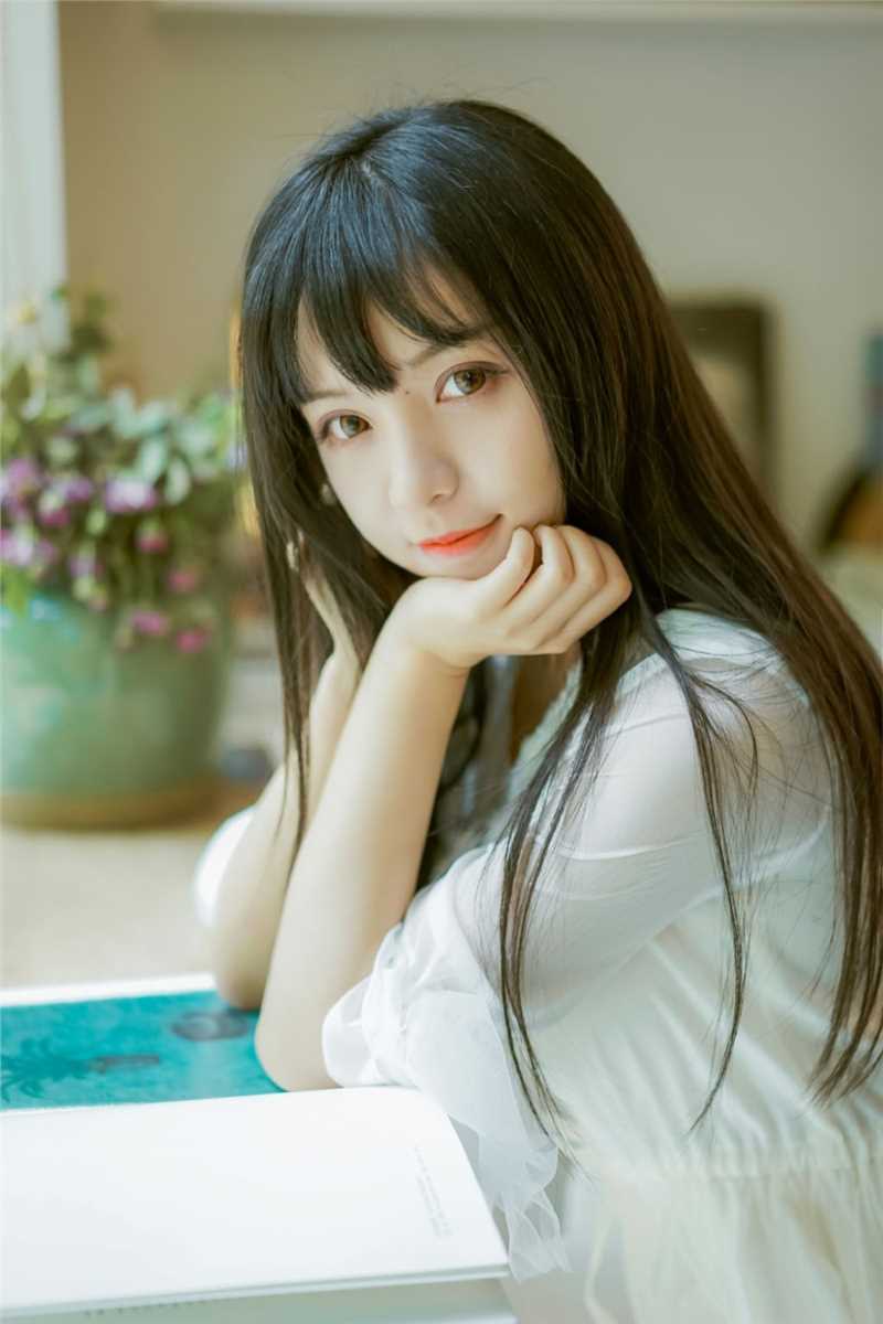 精选清纯女神甜美动人街拍图册