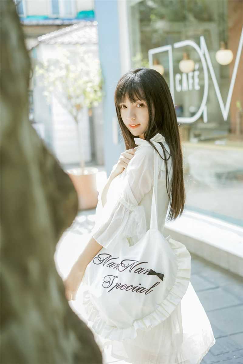 精选清纯女神甜美动人街拍图册