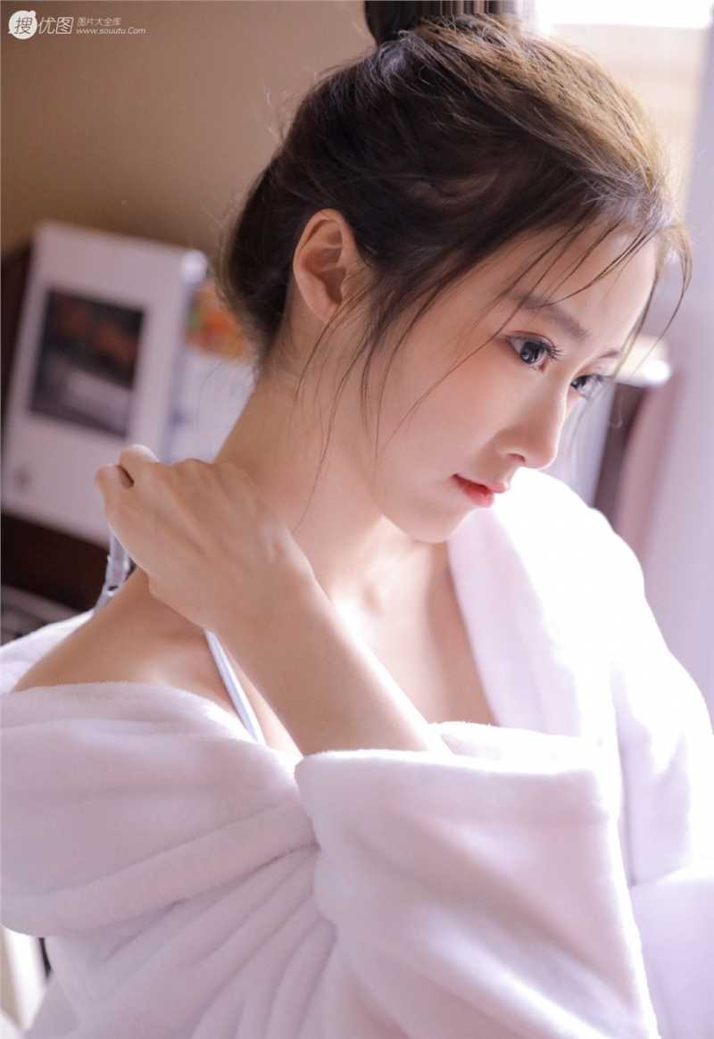 高清纯情可爱丸子头妹子诱人背心私房图集