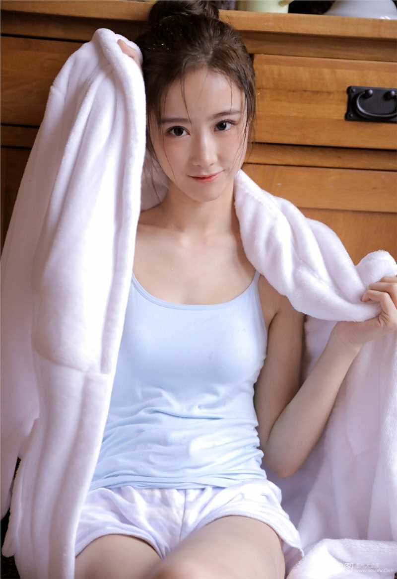 高清纯情可爱丸子头妹子诱人背心私房图集