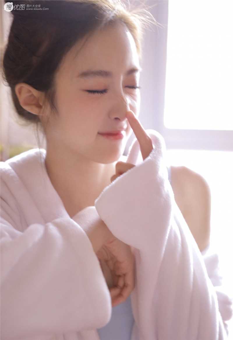 高清纯情可爱丸子头妹子诱人背心私房图集