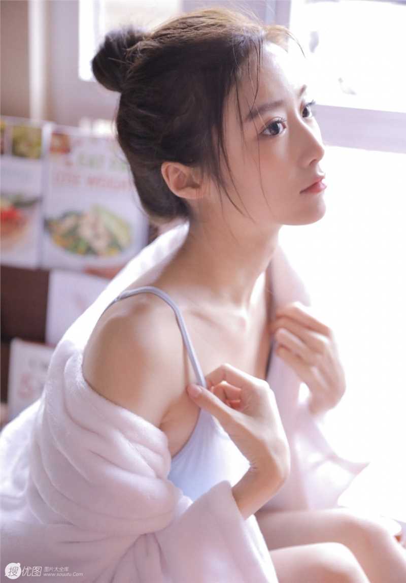 高清纯情可爱丸子头妹子诱人背心私房图集