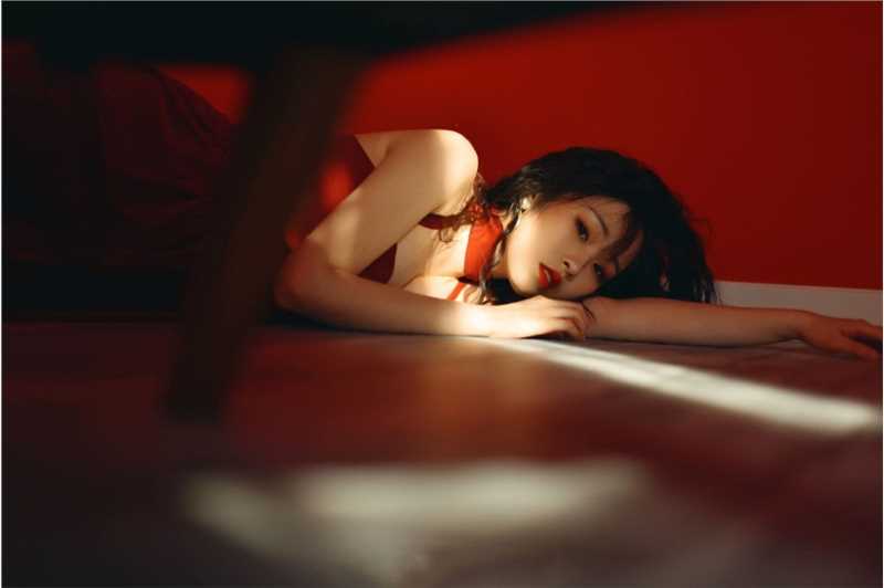 特别专辑娇魅红裙美女诱人光影性感