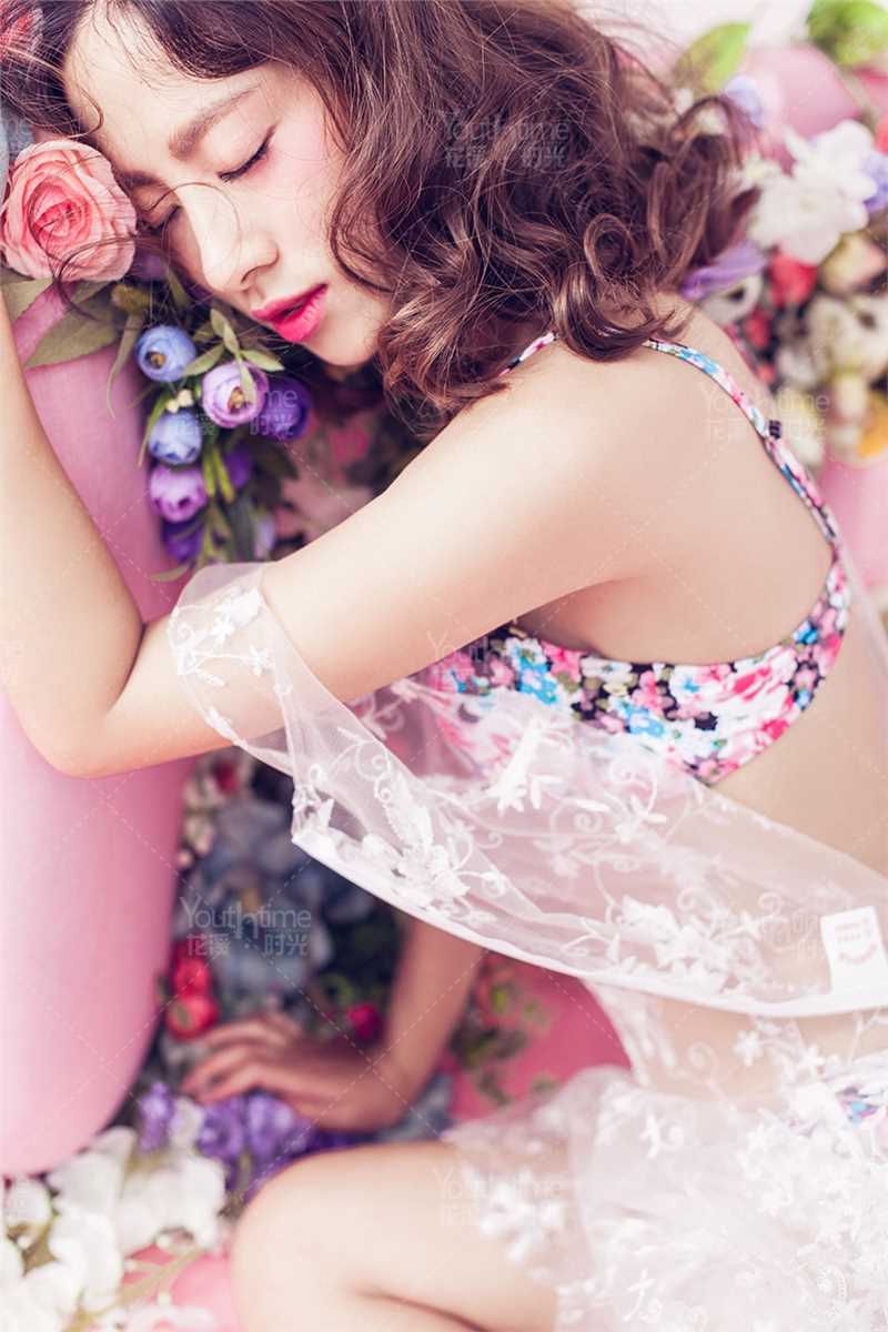 优质性感狂放花间女子艺术摄影相册