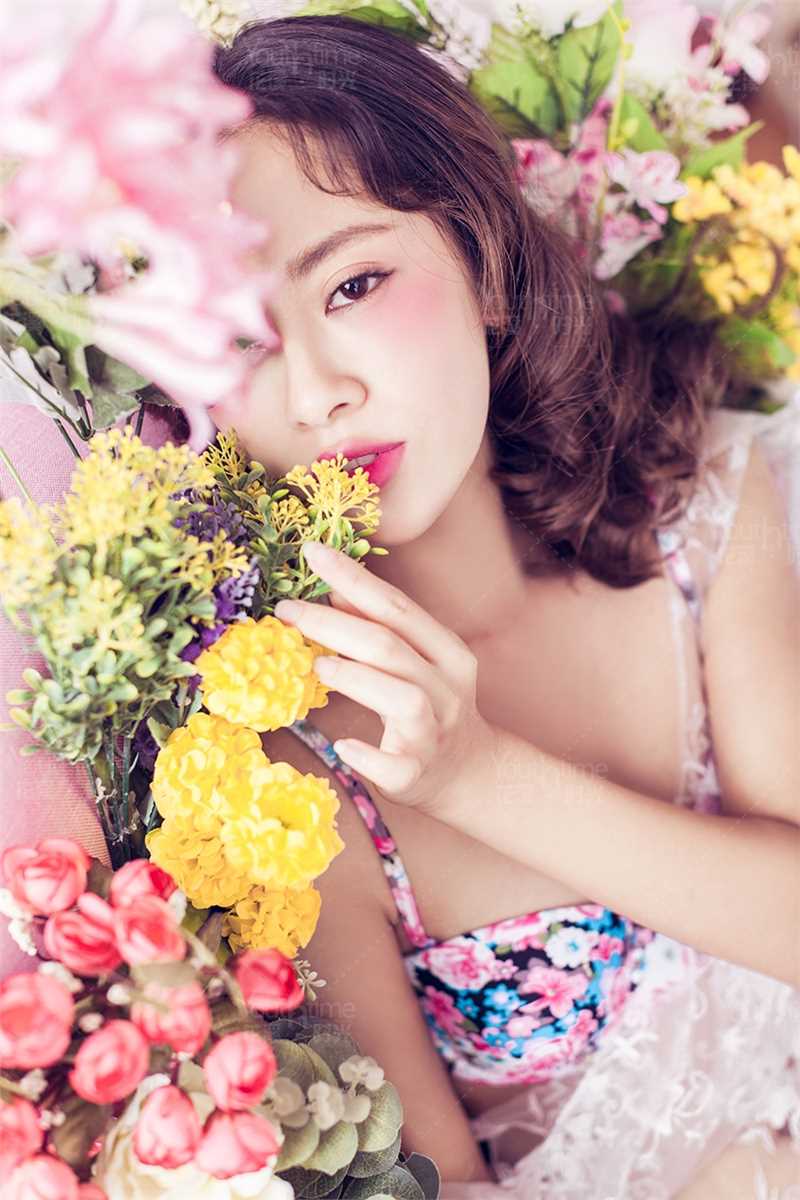 优质性感狂放花间女子艺术摄影相册