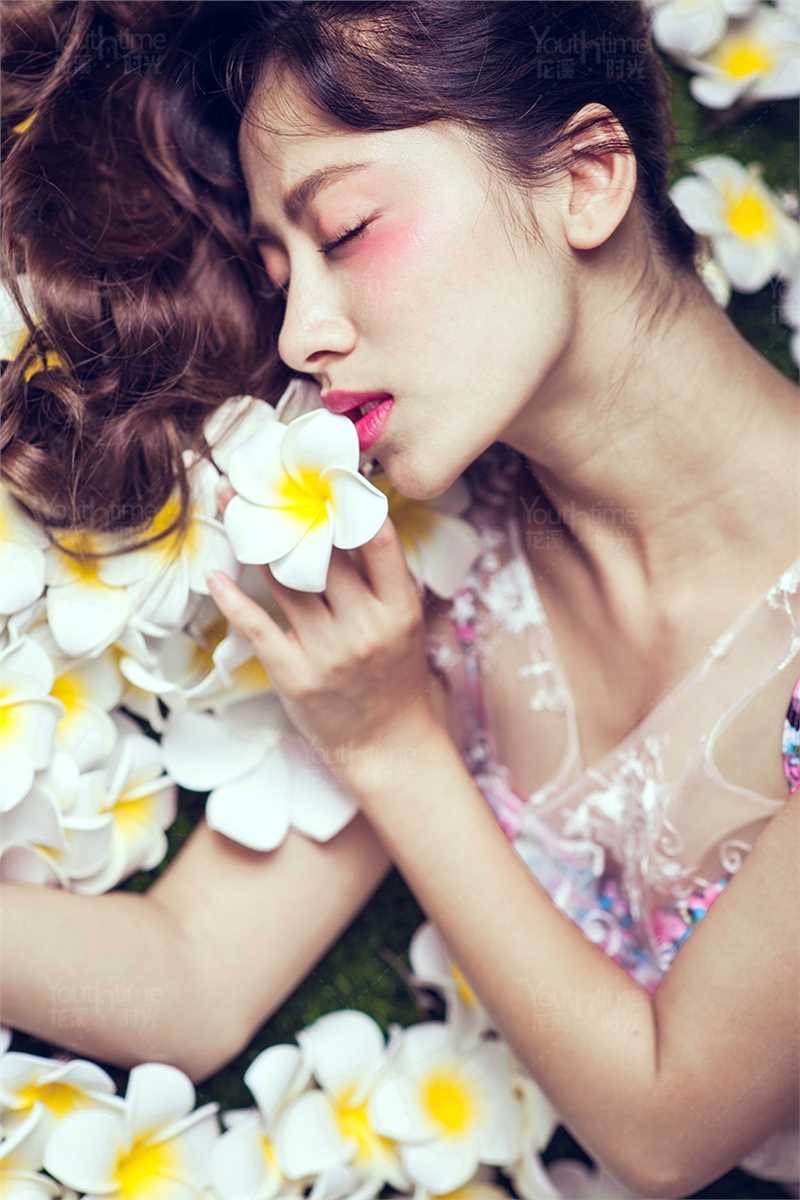 优质性感狂放花间女子艺术摄影相册