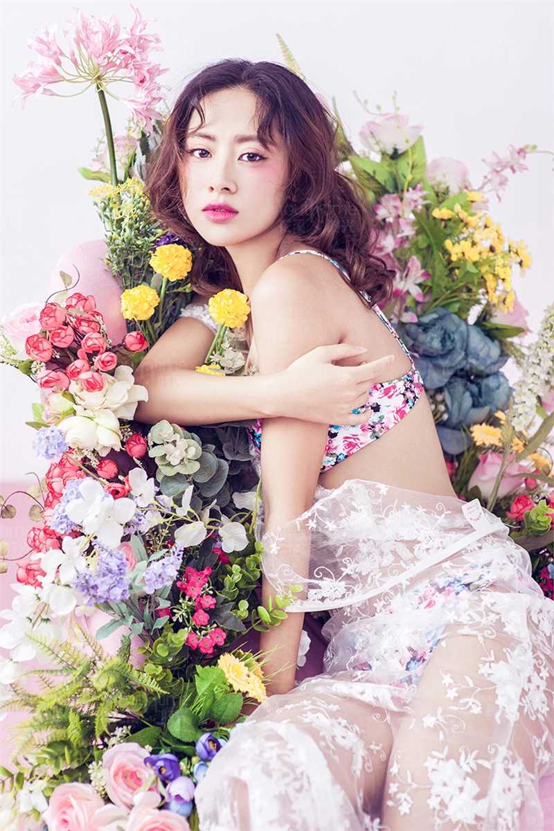 优质性感狂放花间女子艺术摄影相册