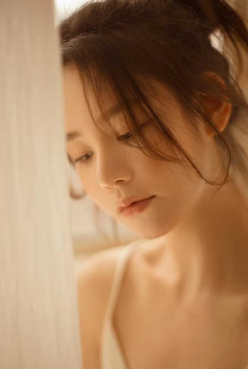 最新温柔白皙吊带美人性感撩人居家照图集