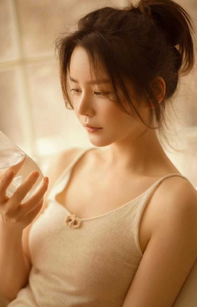 最新温柔白皙吊带美人性感撩人居家照图集