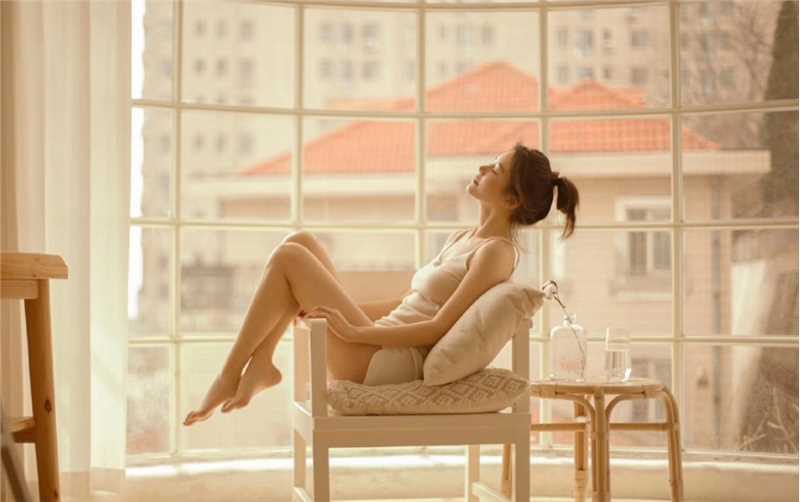 最新温柔白皙吊带美人性感撩人居家照图集