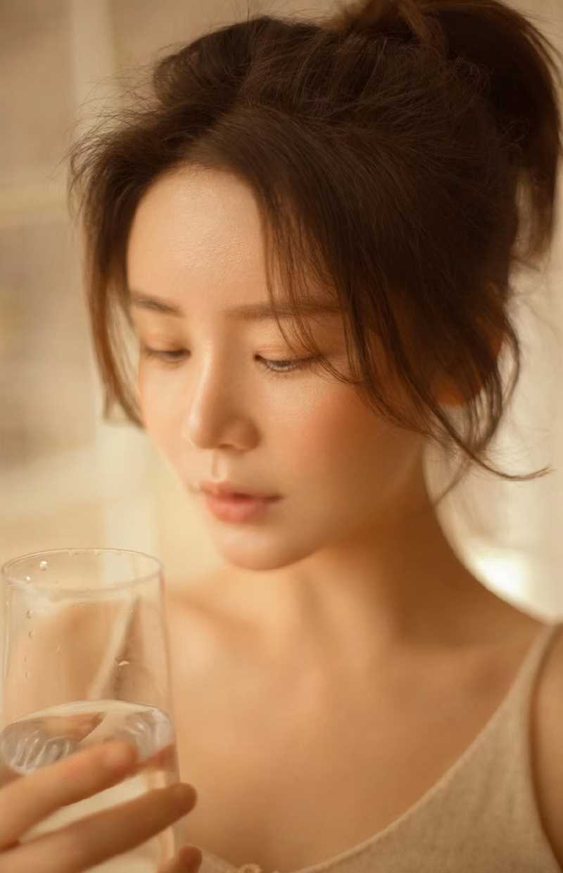 最新温柔白皙吊带美人性感撩人居家照图集