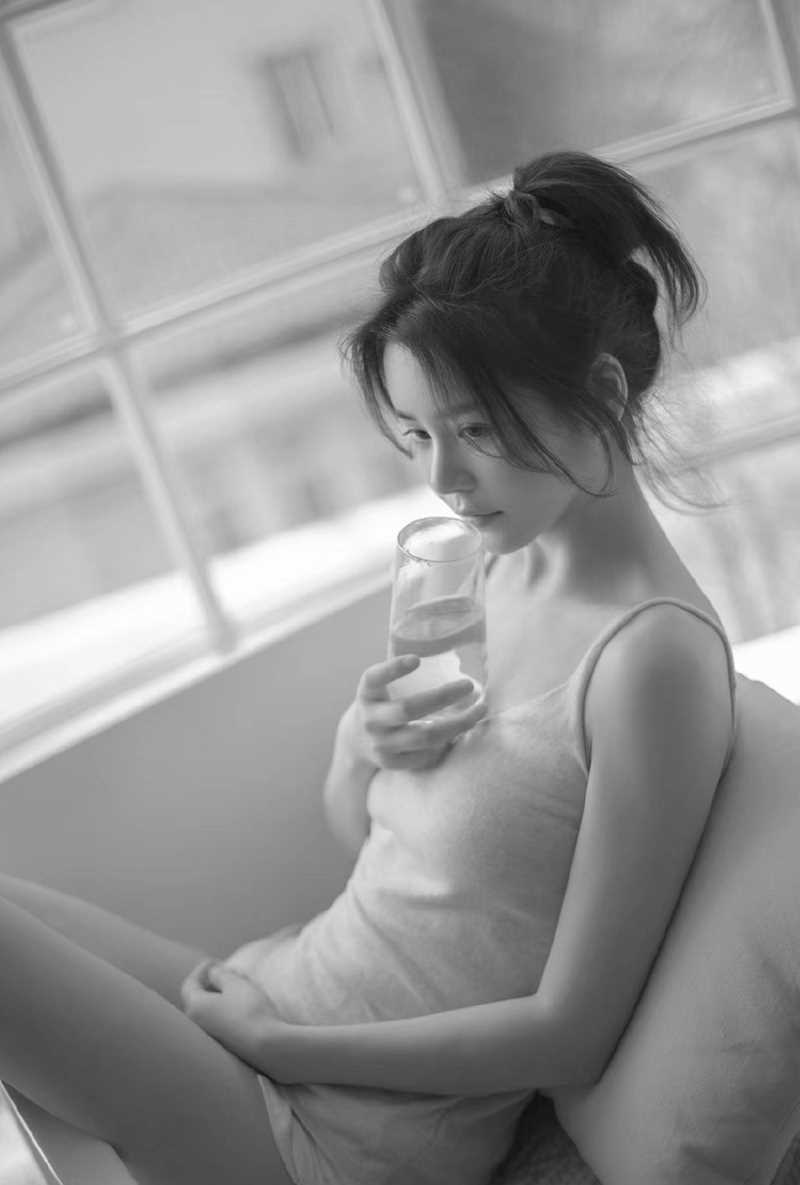 最新温柔白皙吊带美人性感撩人居家照图集