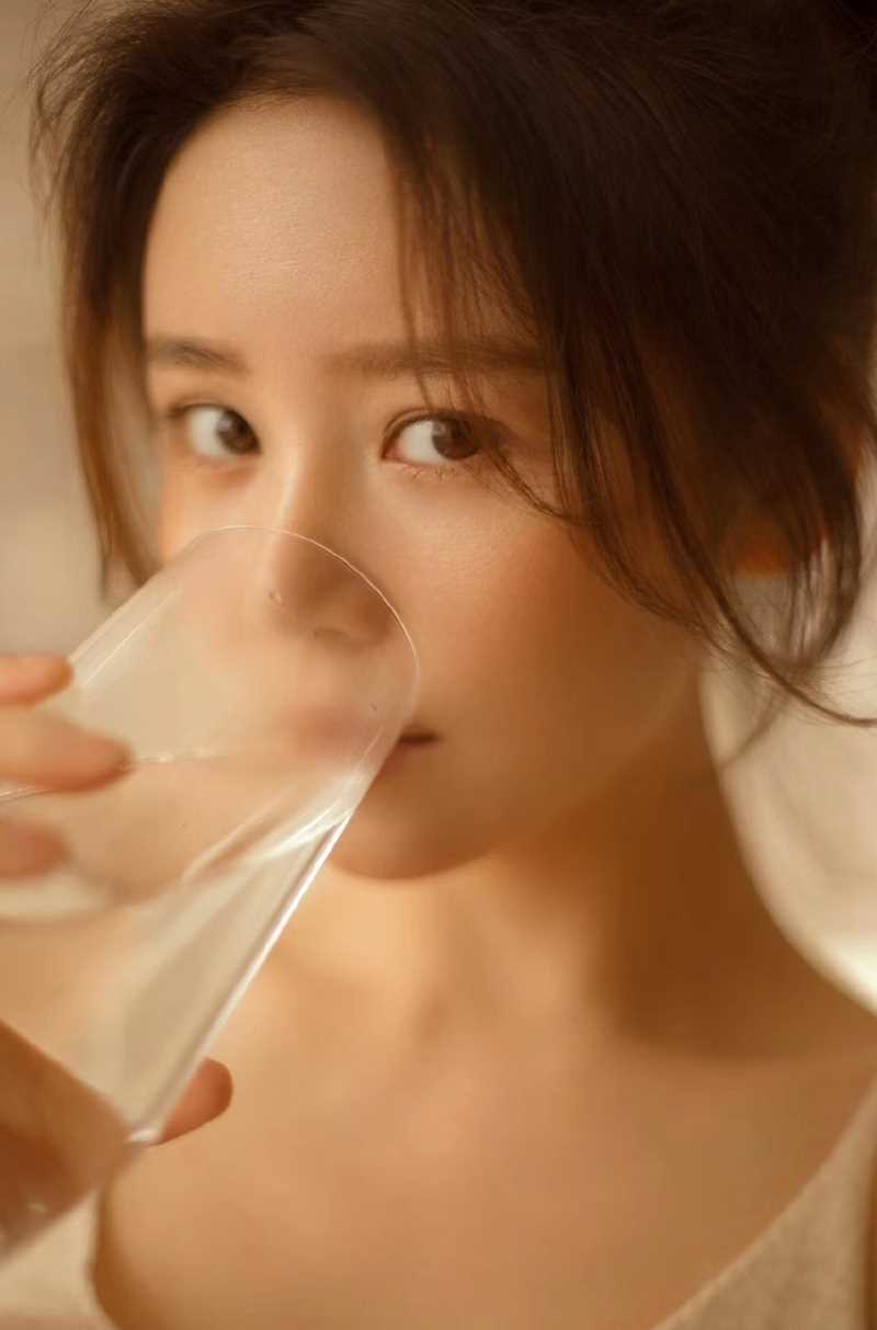 最新温柔白皙吊带美人性感撩人居家照图集