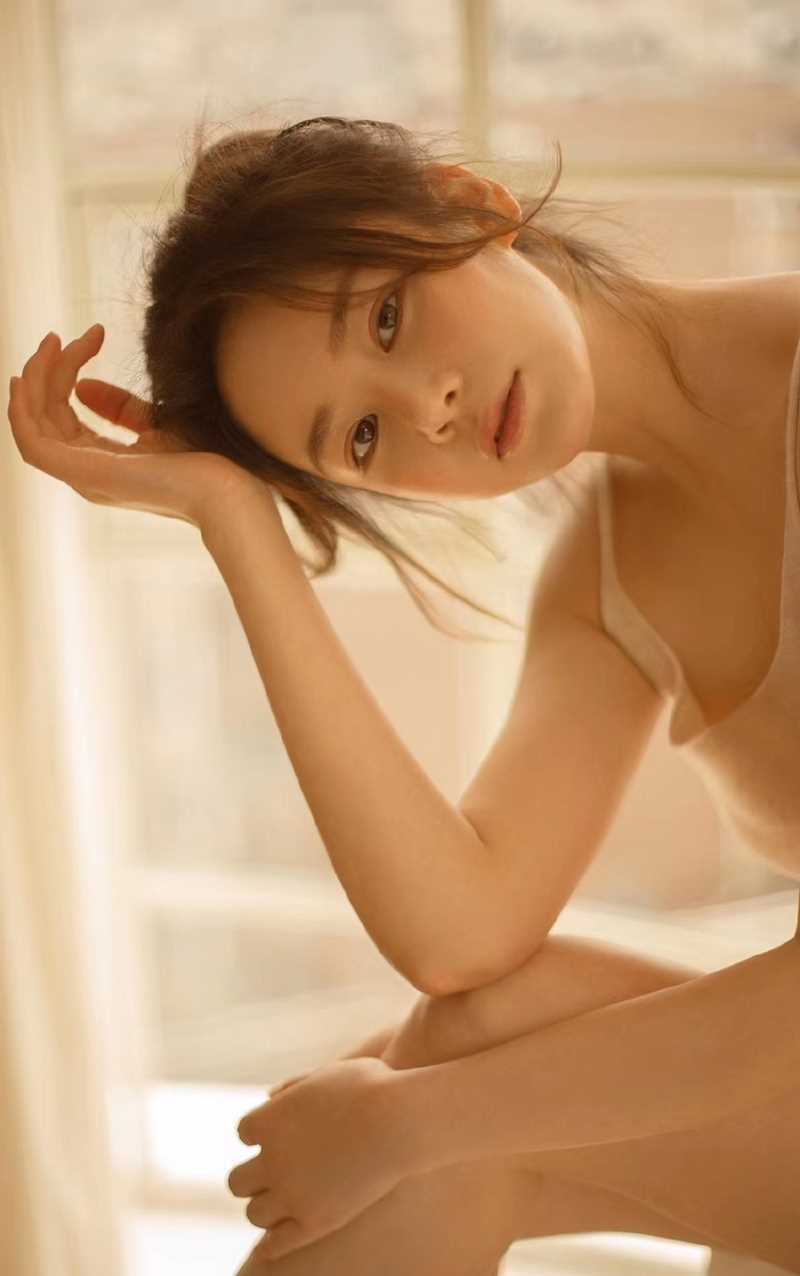 最新温柔白皙吊带美人性感撩人居家照图集