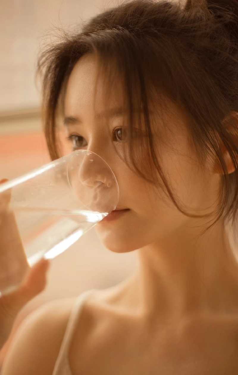 最新温柔白皙吊带美人性感撩人居家照图集