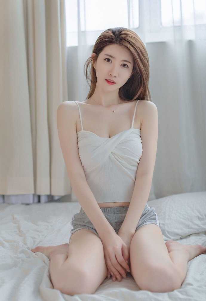 特别专辑金发美女白皙诱人大长腿性感图片