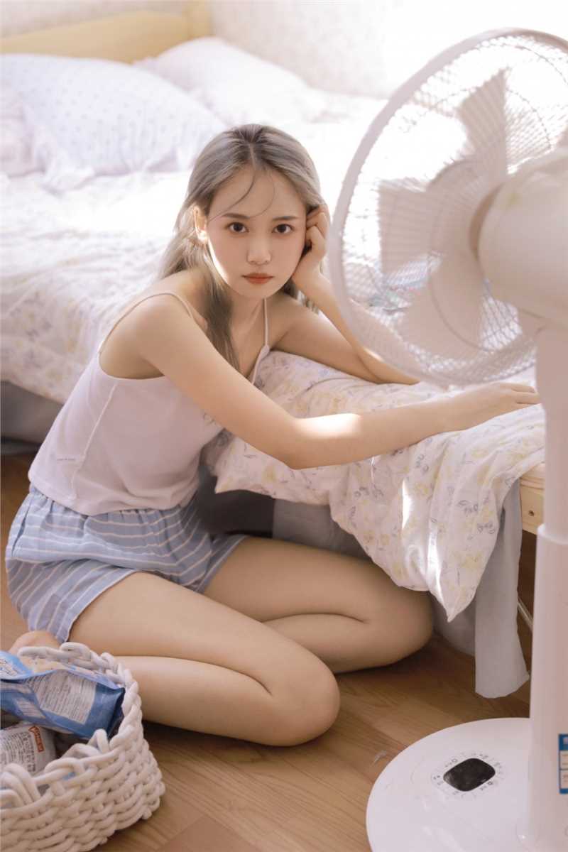 宅男女神丰满美女细长大长腿诱惑图