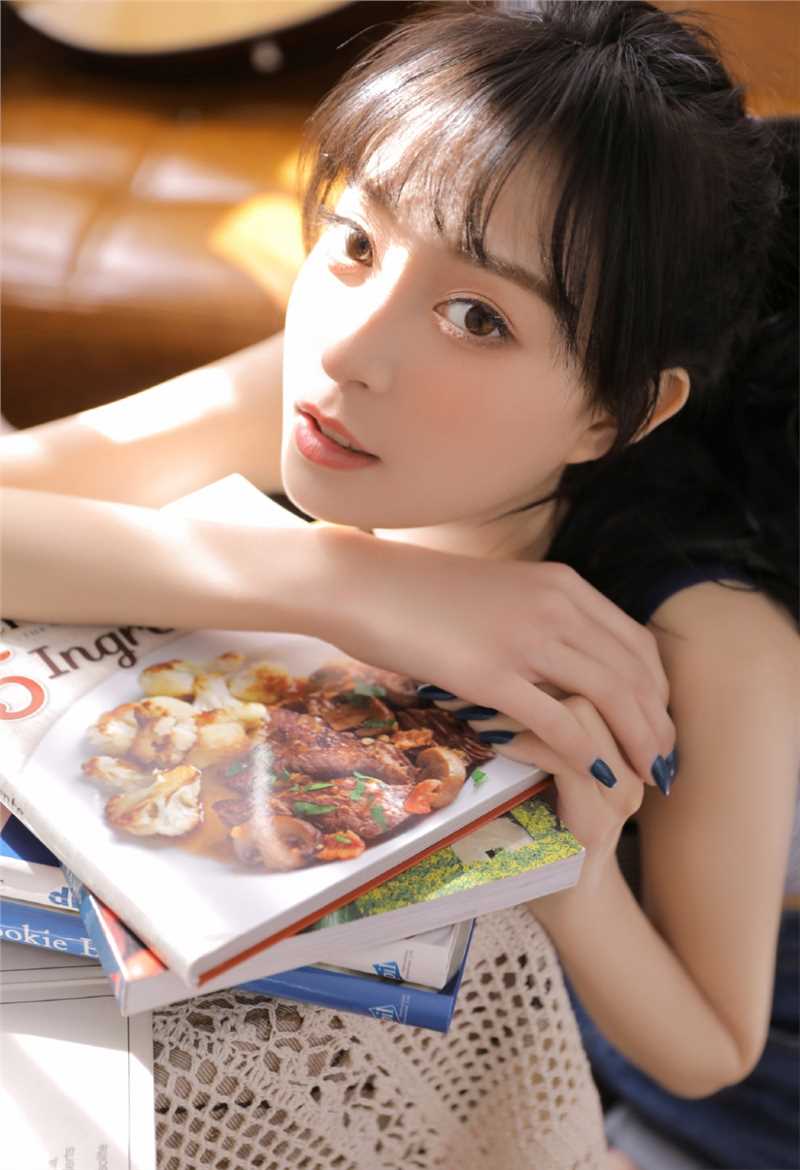 甜美温柔美女条纹吊带高挑清纯