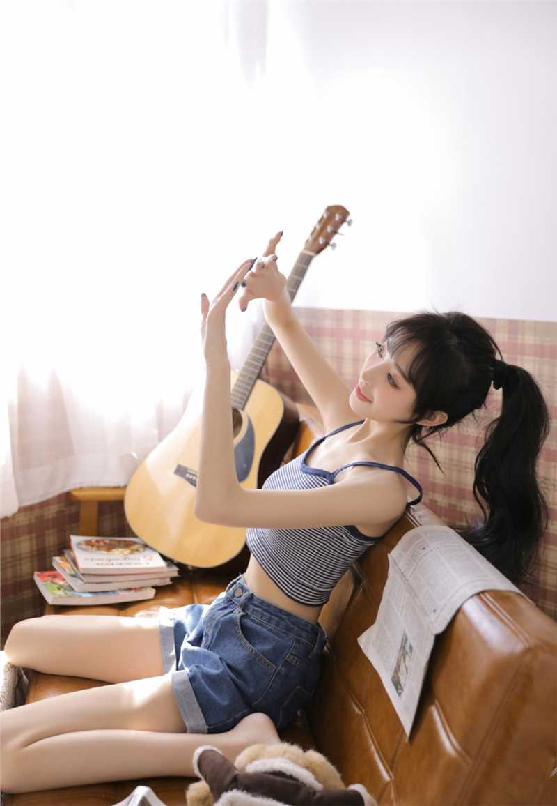 甜美温柔美女条纹吊带高挑清纯