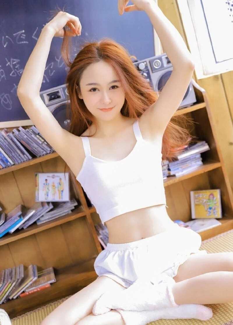 少女活力金发背心短裤私房