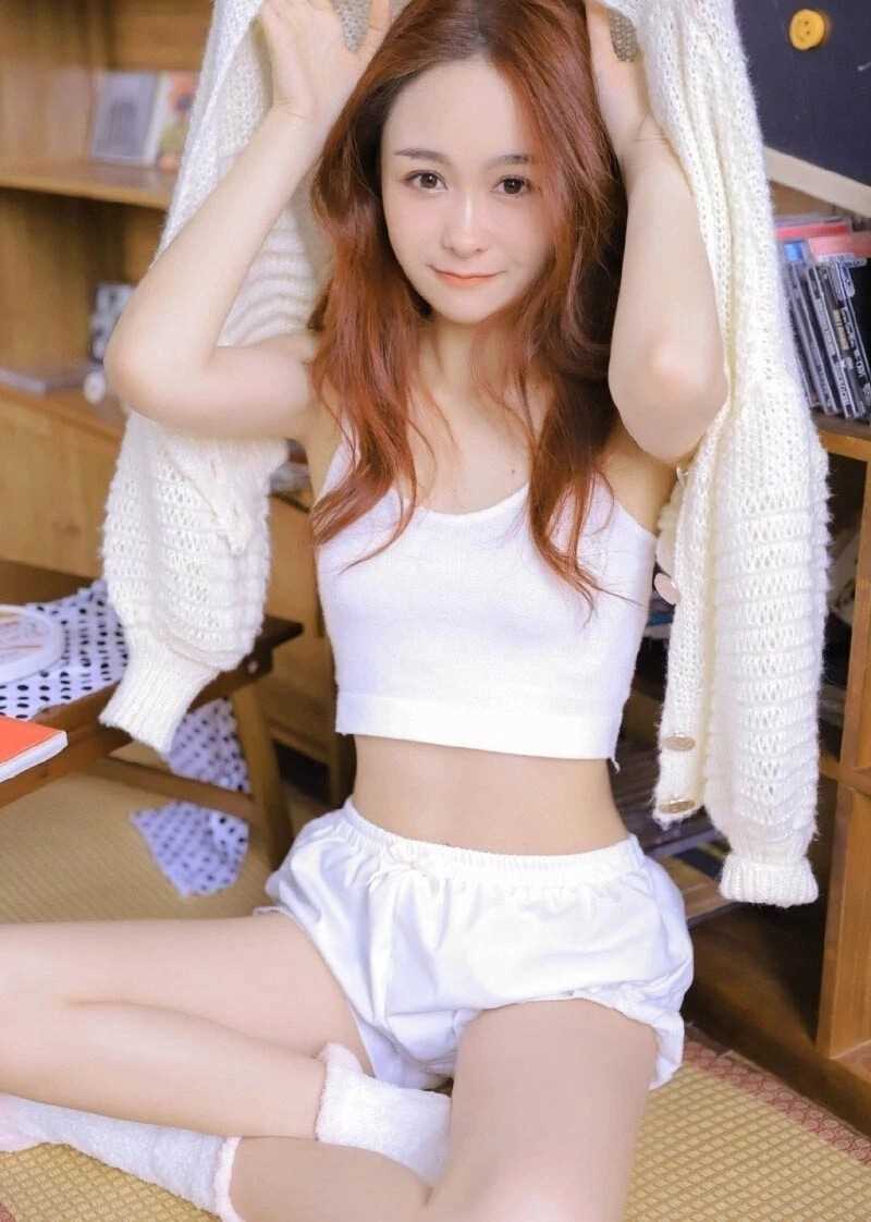 少女活力金发背心短裤私房