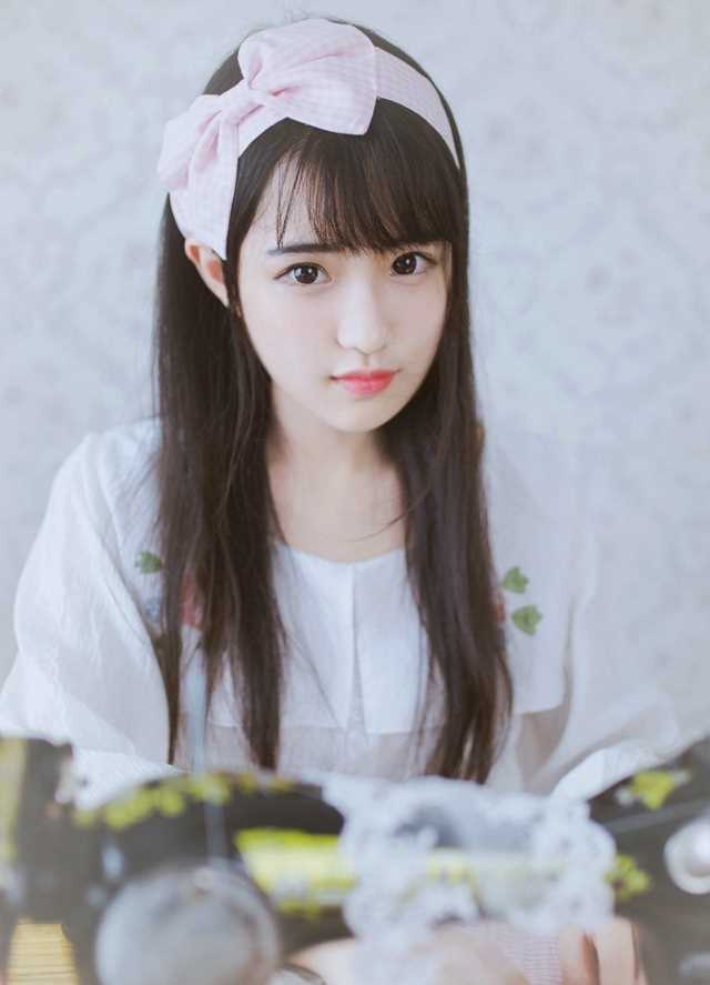 清秀淡雅可爱美女裁缝清纯图