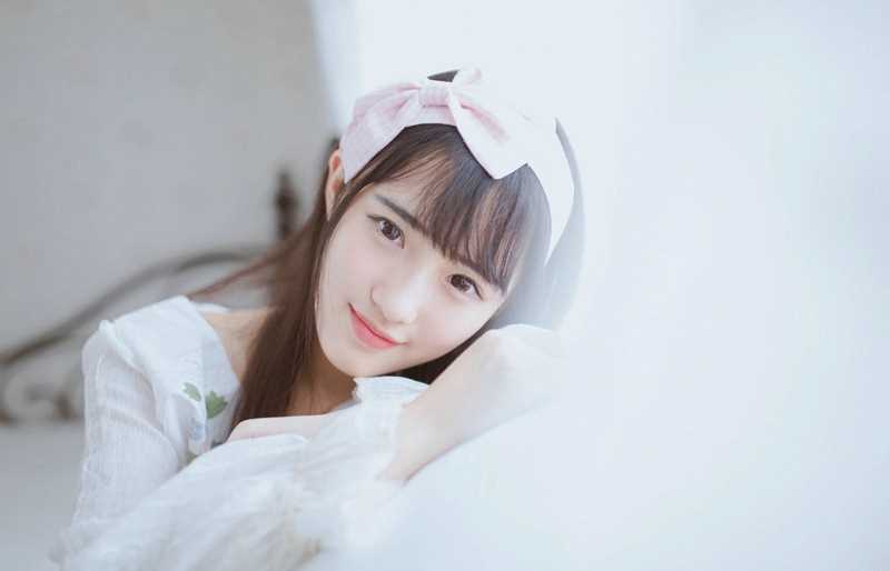 清秀淡雅可爱美女裁缝清纯图