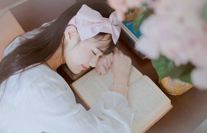 清秀淡雅可爱美女裁缝清纯图