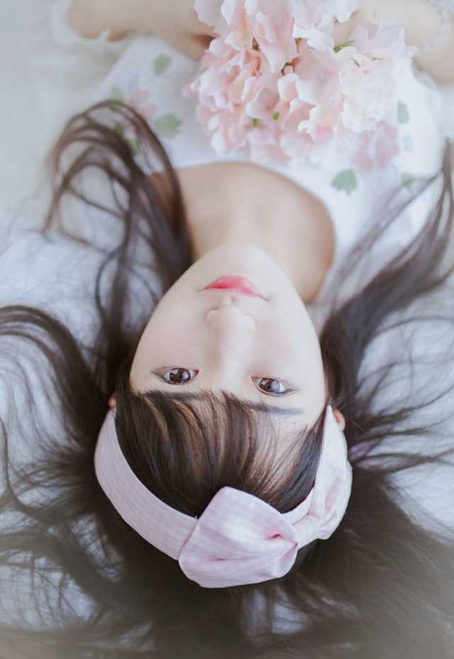 清秀淡雅可爱美女裁缝清纯图