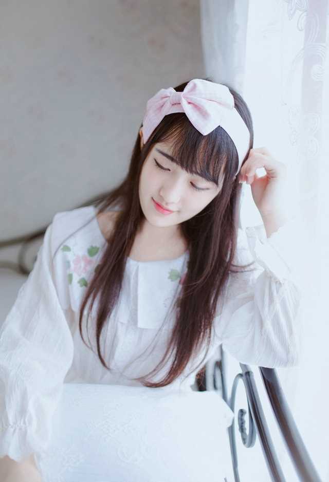 清秀淡雅可爱美女裁缝清纯图