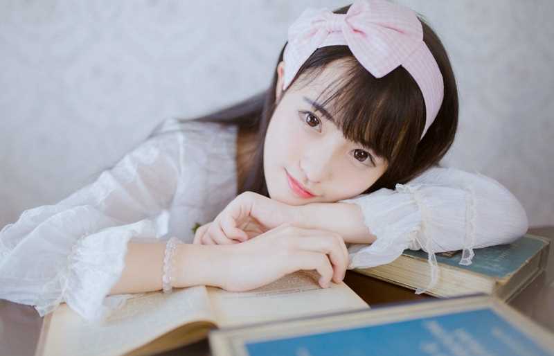 清秀淡雅可爱美女裁缝清纯图