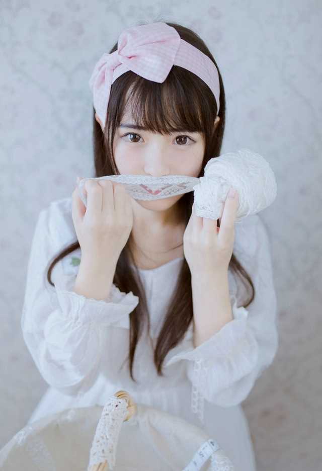 清秀淡雅可爱美女裁缝清纯图