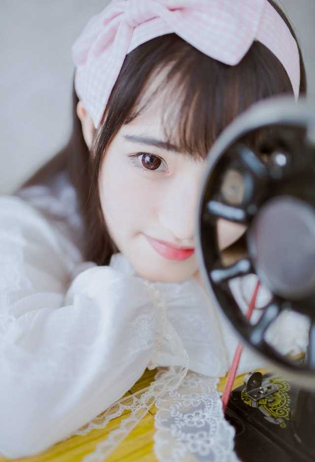 清秀淡雅可爱美女裁缝清纯图