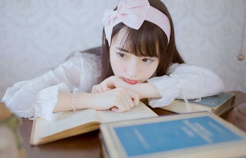 清秀淡雅可爱美女裁缝清纯图