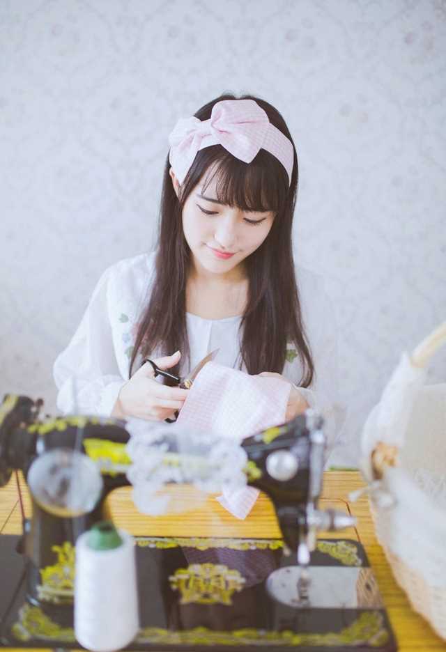 清秀淡雅可爱美女裁缝清纯图