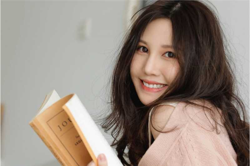 优质性感吊带甜美女孩居家私房相册