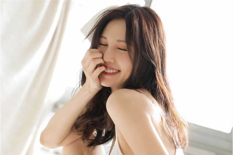 优质性感吊带甜美女孩居家私房相册