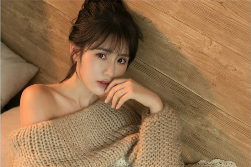 精选性感女神镂空针织衫裸身香肩诱惑私房照图册