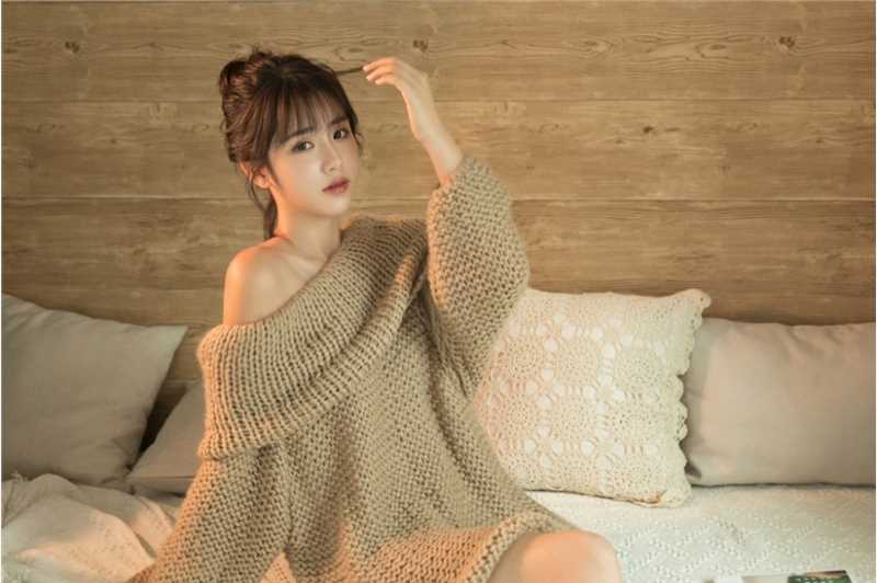 精选性感女神镂空针织衫裸身香肩诱惑私房照图册