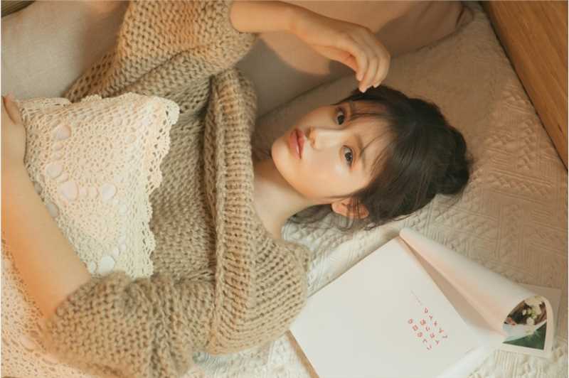 精选性感女神镂空针织衫裸身香肩诱惑私房照图册