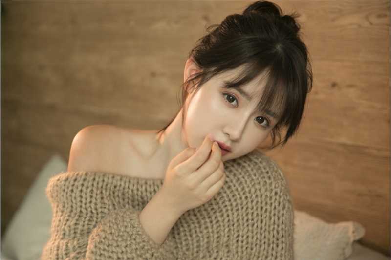 精选性感女神镂空针织衫裸身香肩诱惑私房照图册